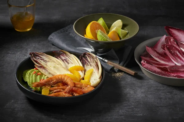 Karamellisierter roter Chicorée mit Orangen, Garnelen, Chili und Avocado